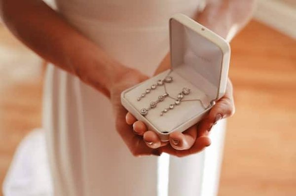 Quels sont les accessoires et bijoux indispensables pour une mariée?